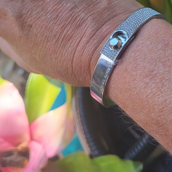 MICHAEL KORS DESIGNER SILVER RHINESTONE BRACELET - Picture 2 of 3